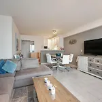 شقة In With Sea Views *